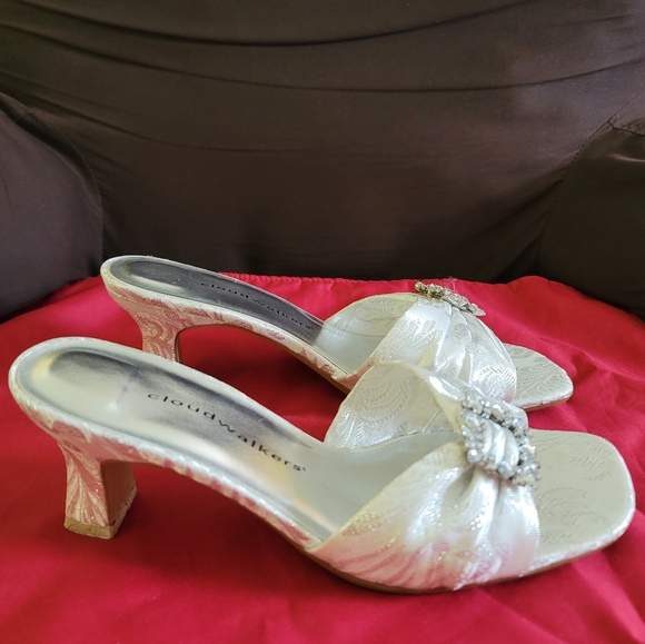 EUC Cloudwalkers by Avenue Metallic Slip On Heels Size 8.5W - Picture 4 of 16